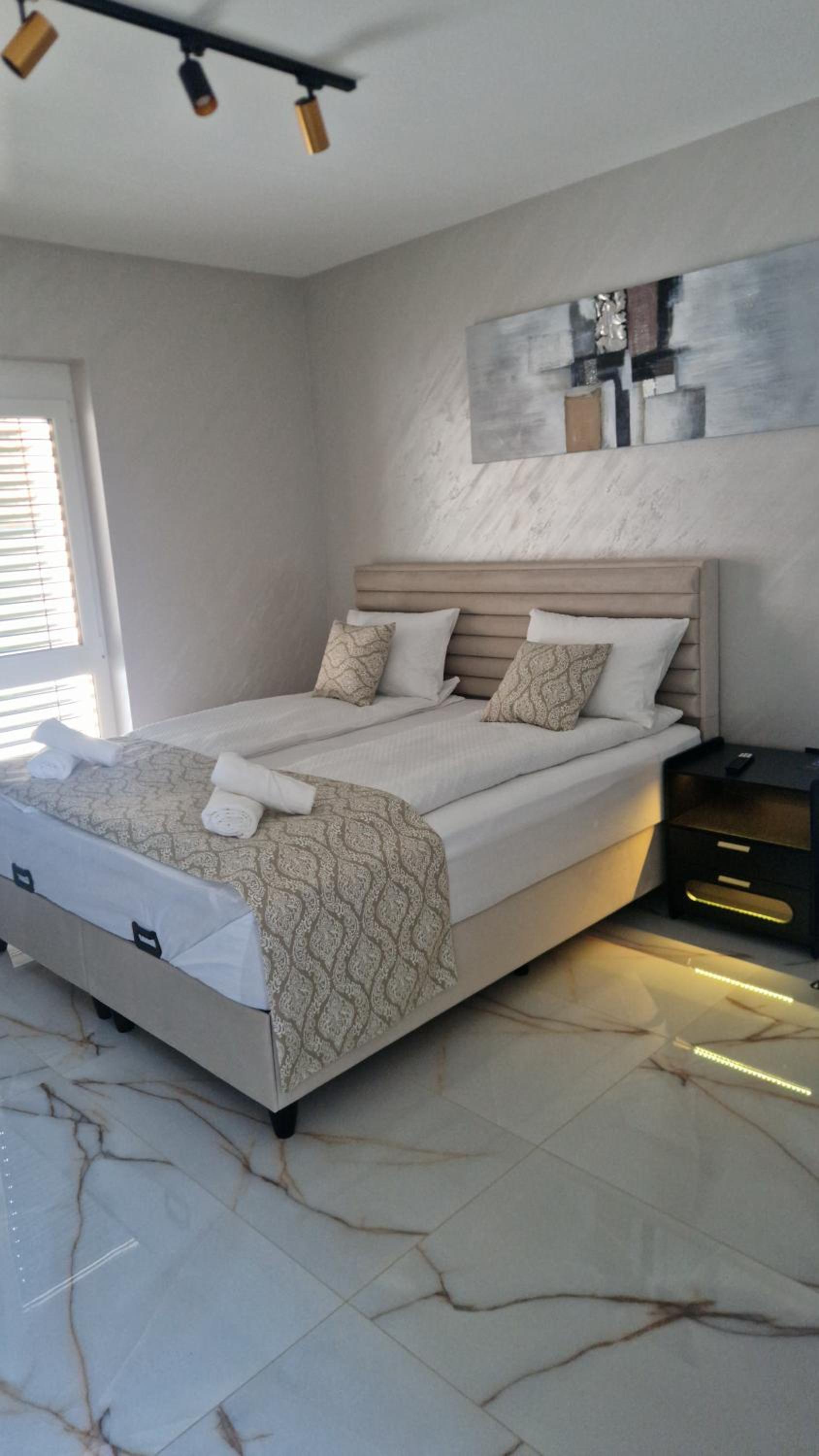 DINLUX Luxury Apartment view 3