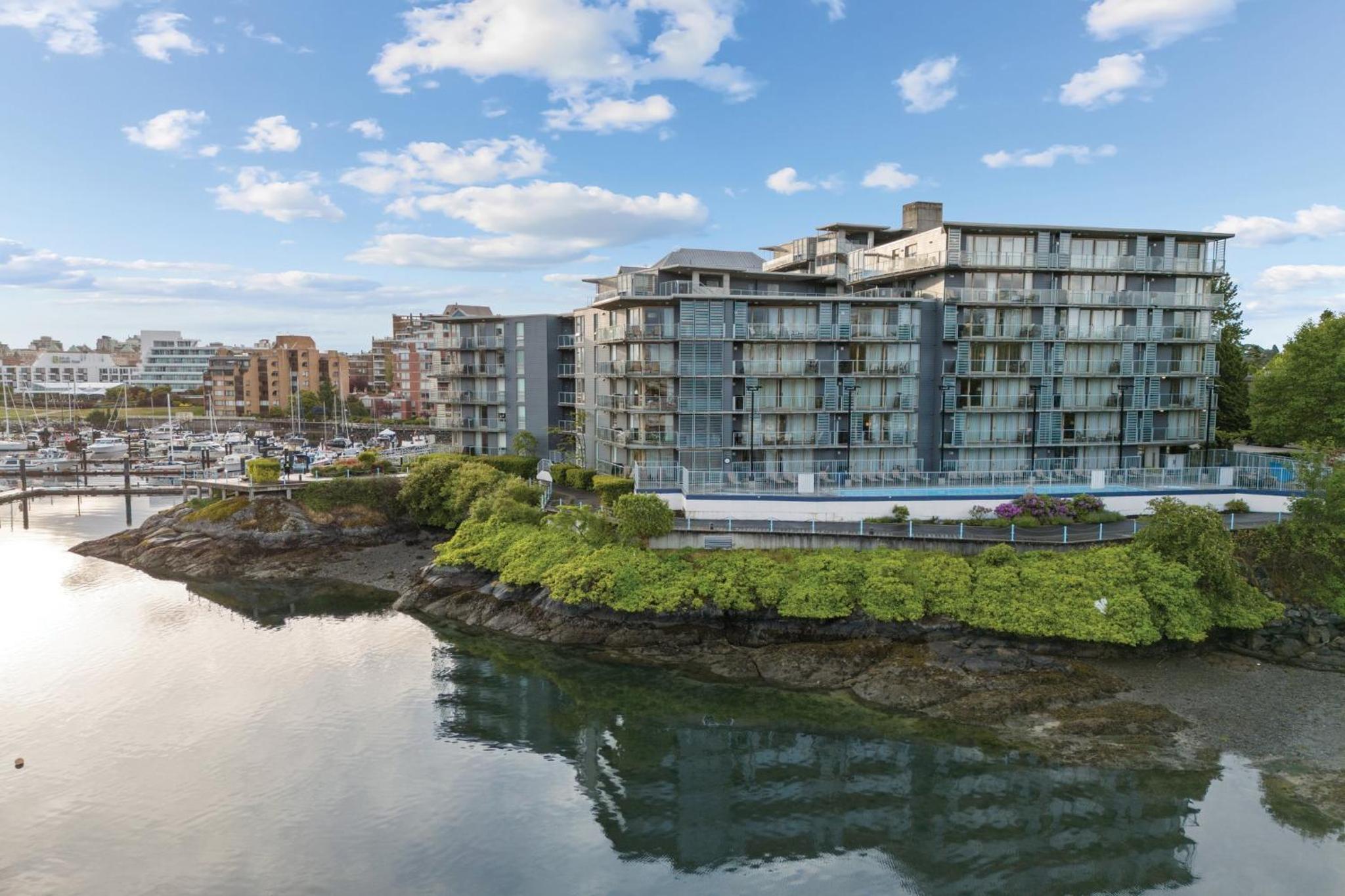 Hotel WorldMark Victoria - Image 1