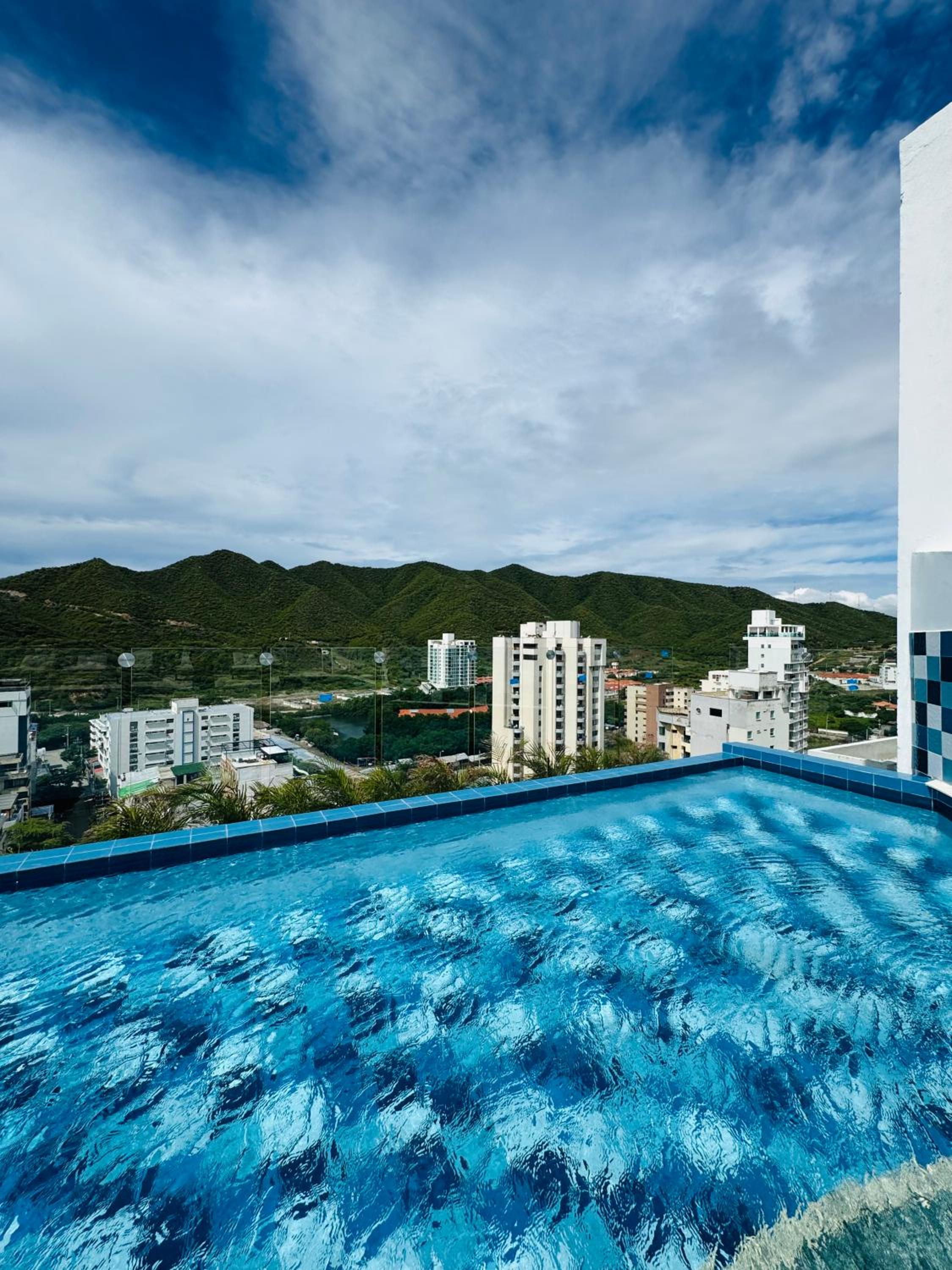 Apartamento con hermosa vista y piscina en Santa Marta