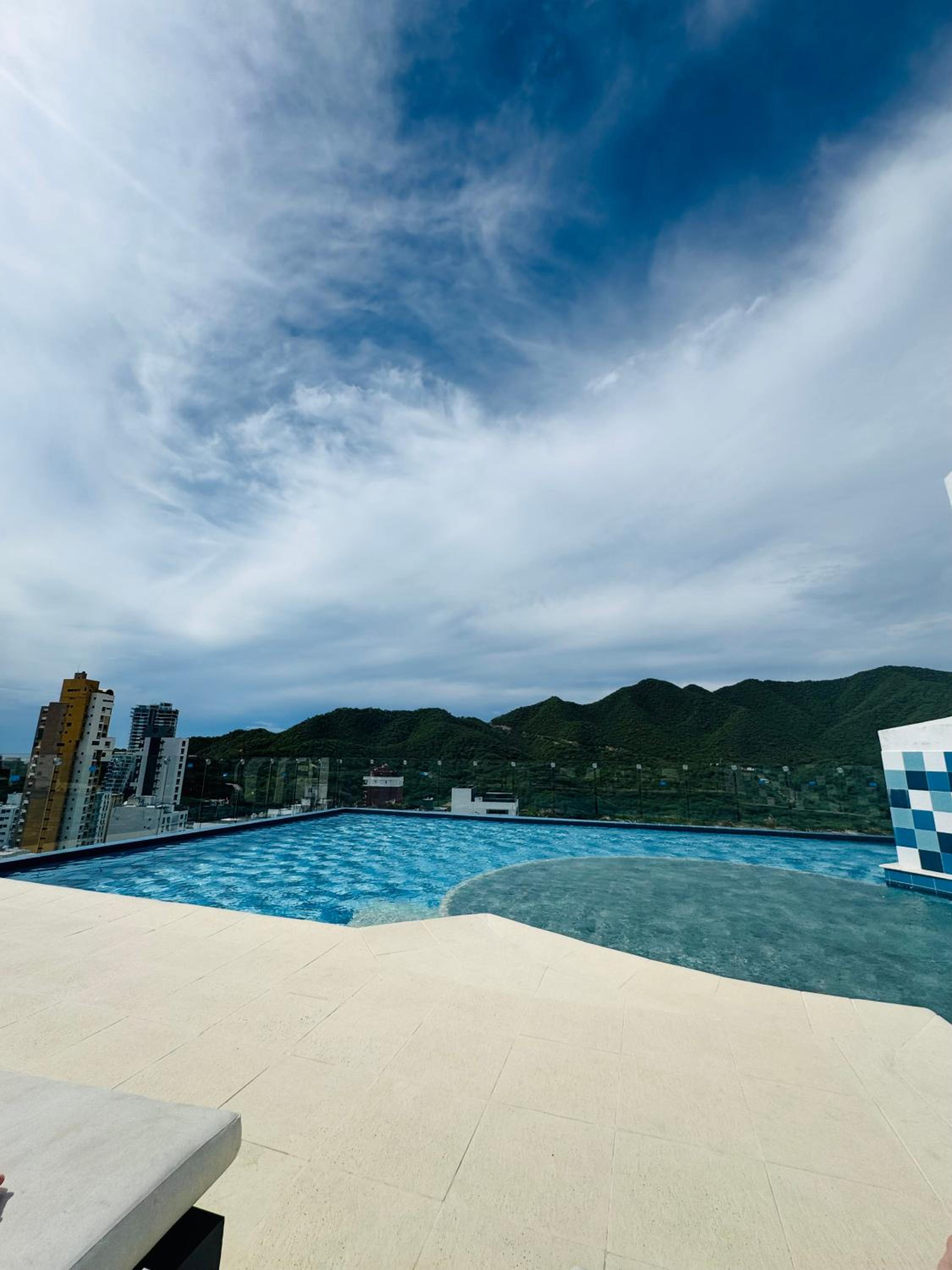 Apartamento con hermosa vista y piscina en Santa Marta