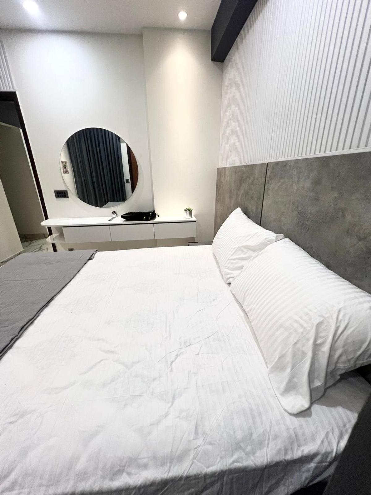 Elegant 2BR Escape Gulshan Iqbal 13-E view 4