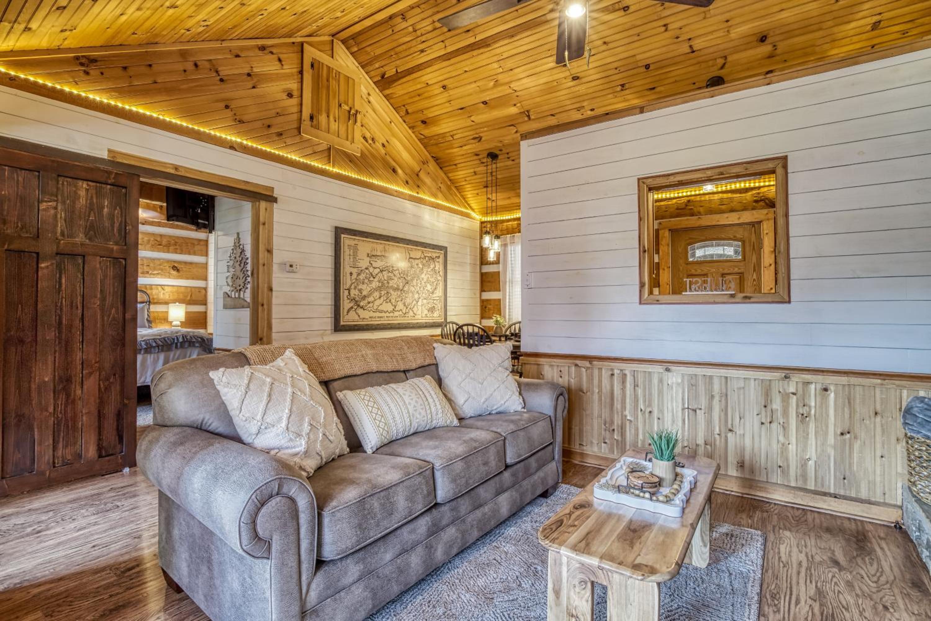 A Timber Hideaway, Cozy Cabin Retreat in the Smokies Comfort & Fun for All!