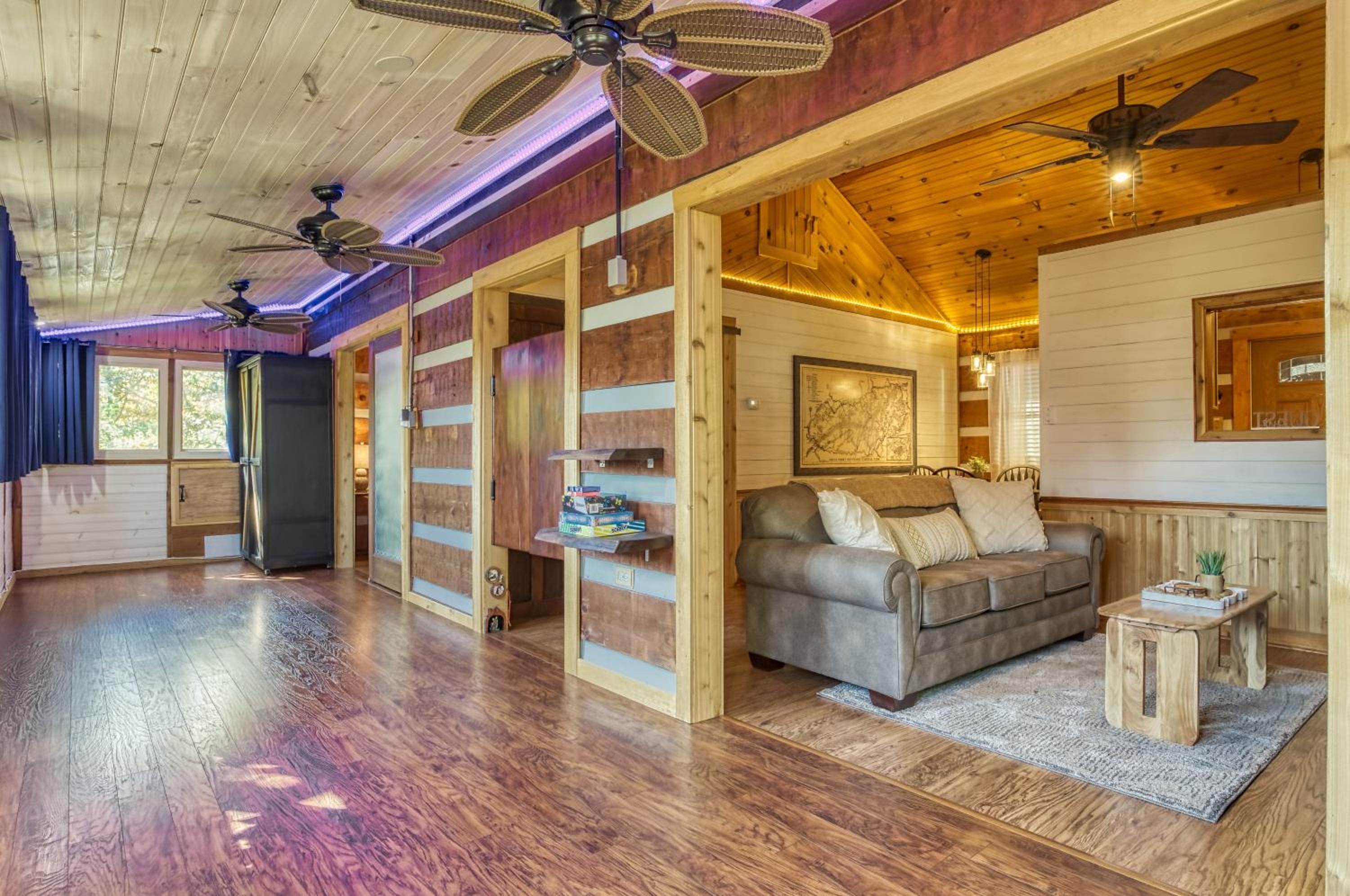 A Timber Hideaway, Cozy Cabin Retreat in the Smokies Comfort & Fun for All!