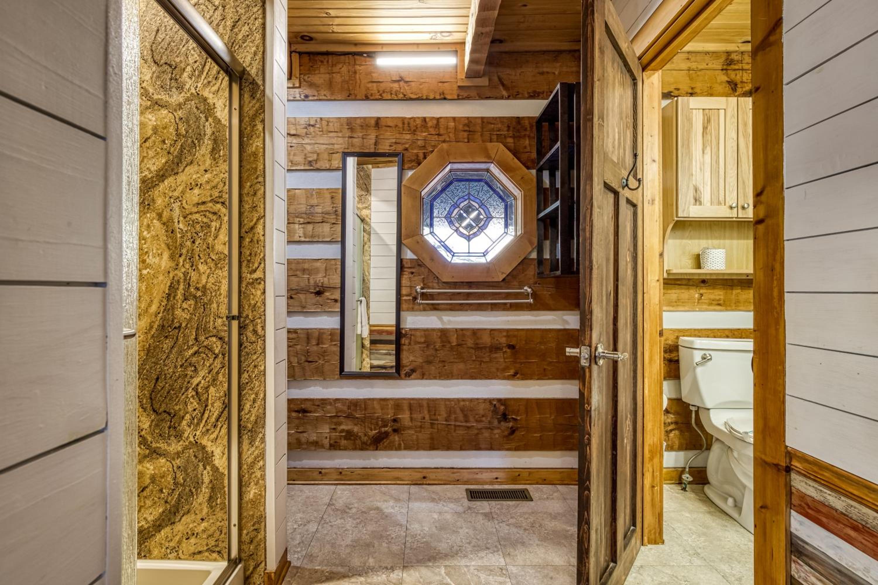 A Timber Hideaway, Cozy Cabin Retreat in the Smokies Comfort & Fun for All!