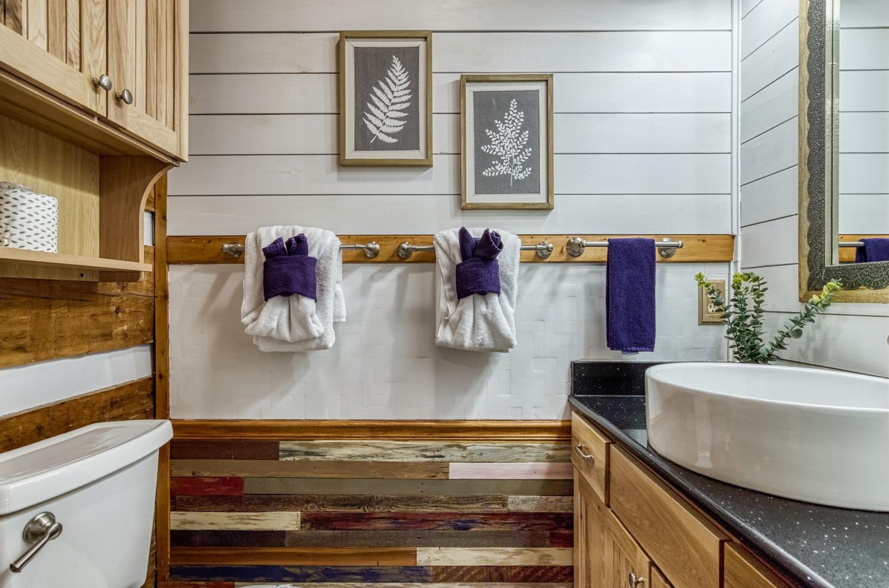 A Timber Hideaway, Cozy Cabin Retreat in the Smokies Comfort & Fun for All!