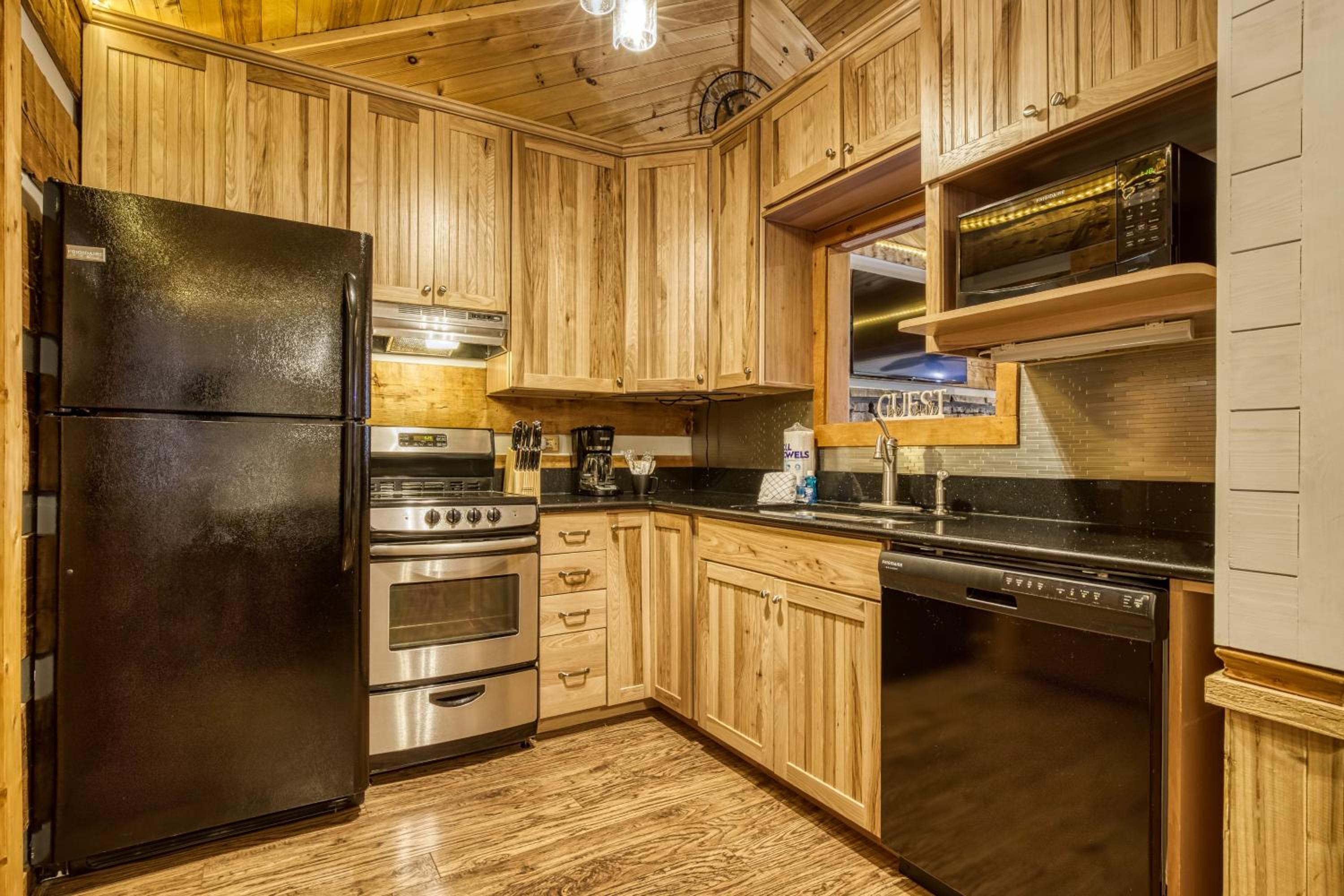 A Timber Hideaway, Cozy Cabin Retreat in the Smokies Comfort & Fun for All!