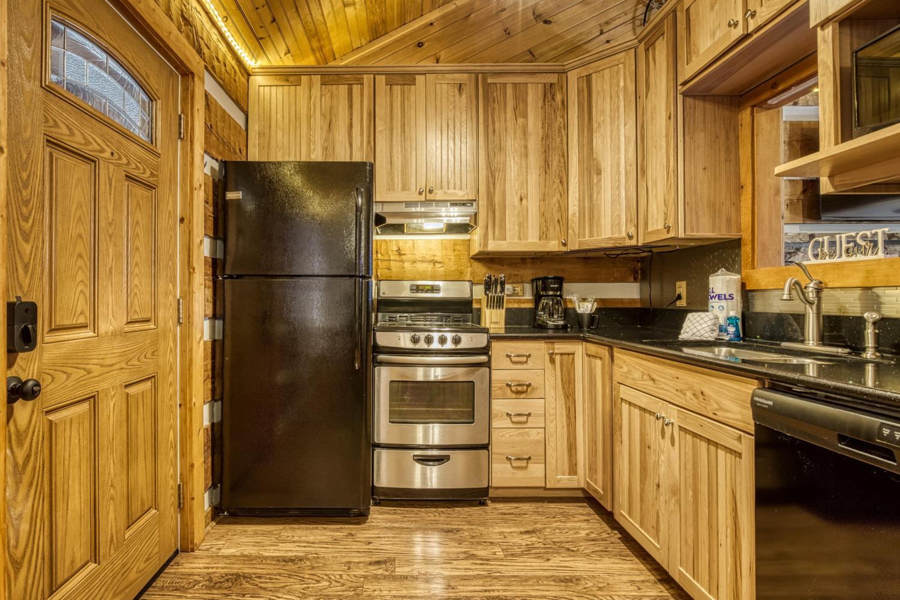 A Timber Hideaway, Cozy Cabin Retreat in the Smokies Comfort & Fun for All!