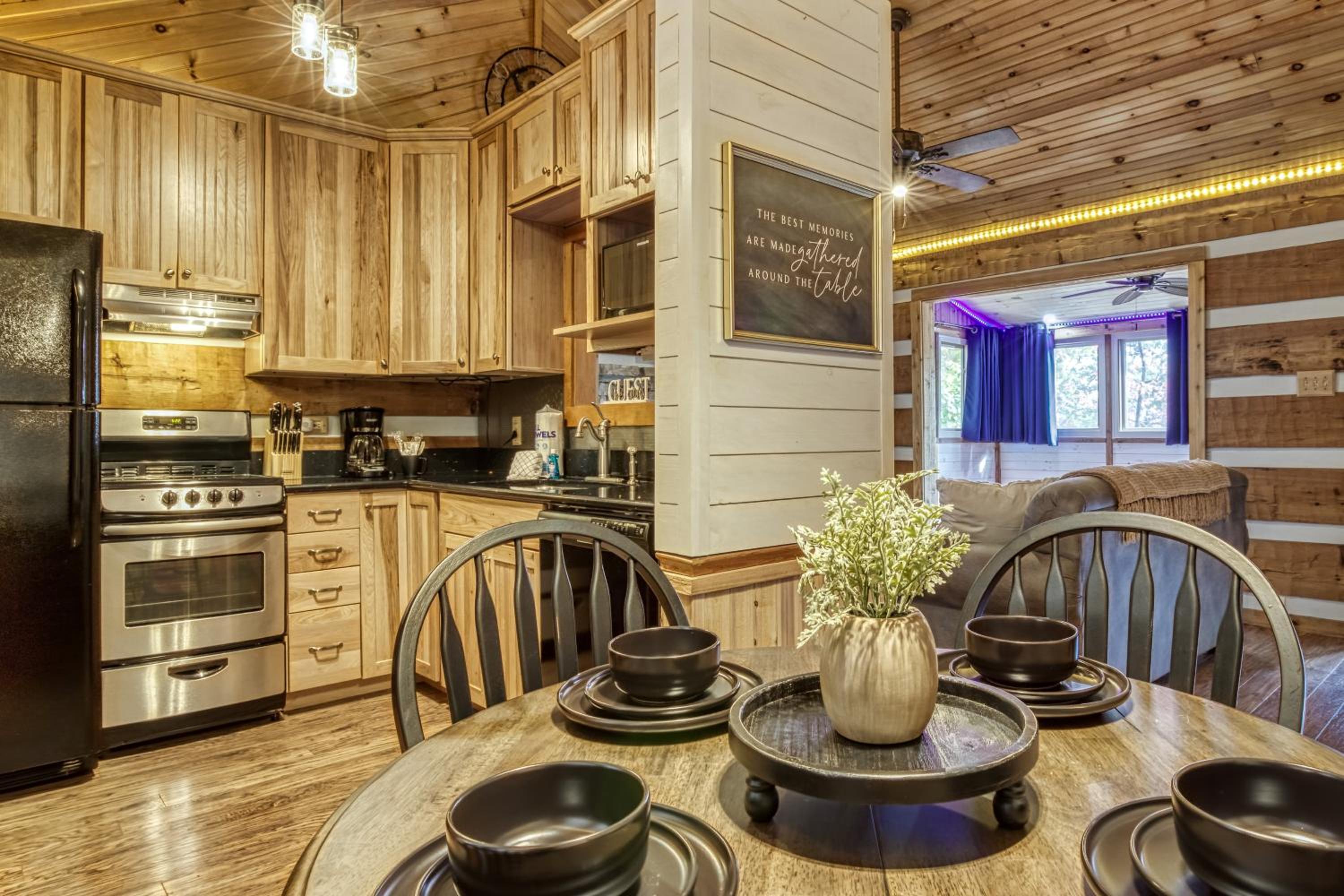 A Timber Hideaway, Cozy Cabin Retreat in the Smokies Comfort & Fun for All!