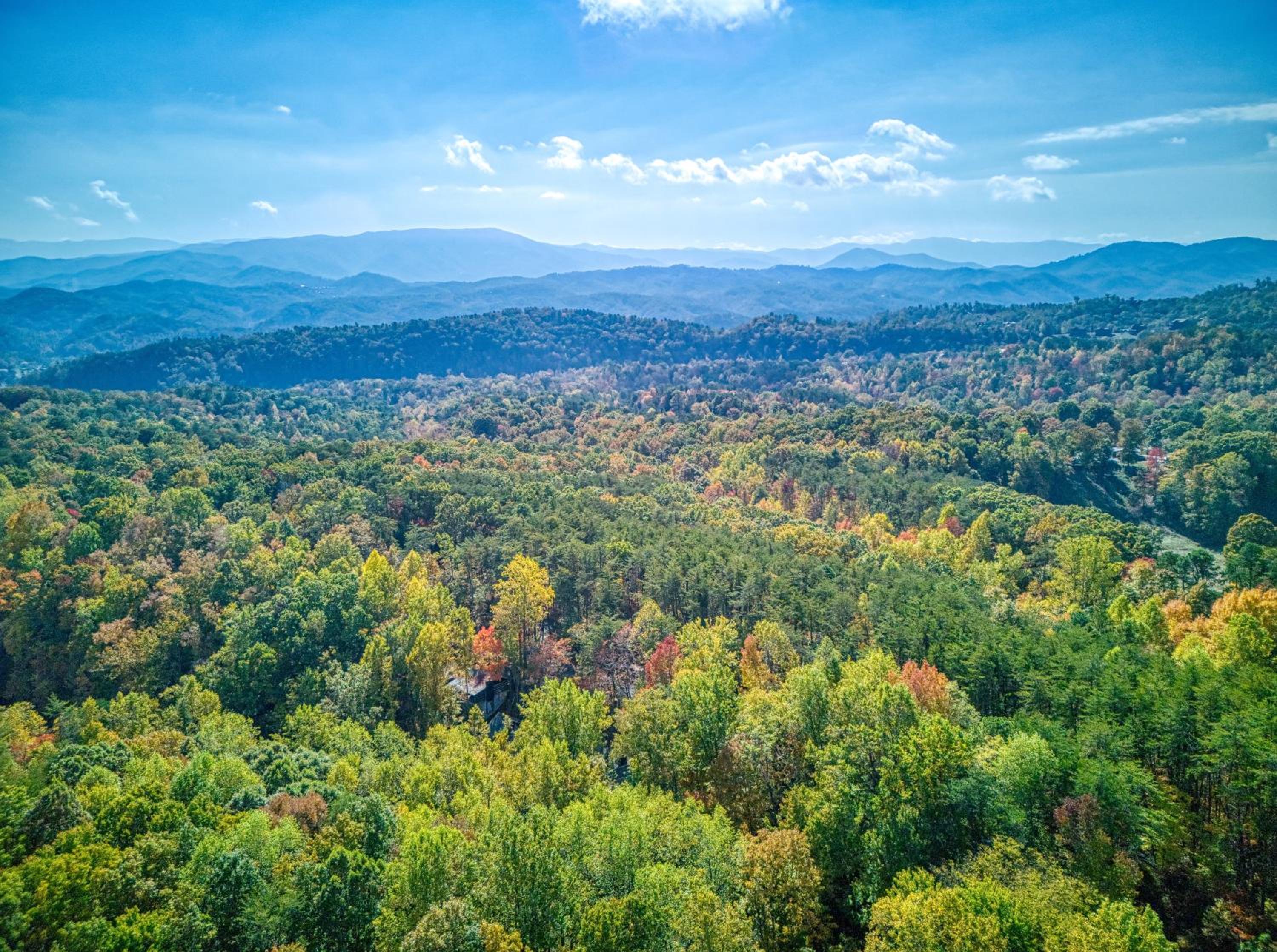 A Timber Hideaway, Cozy Cabin Retreat in the Smokies Comfort & Fun for All!