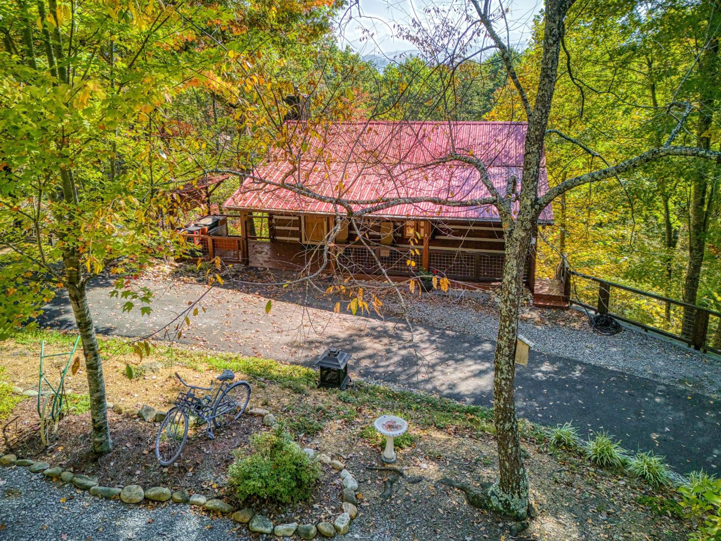 A Timber Hideaway, Cozy Cabin Retreat in the Smokies Comfort & Fun for All!
