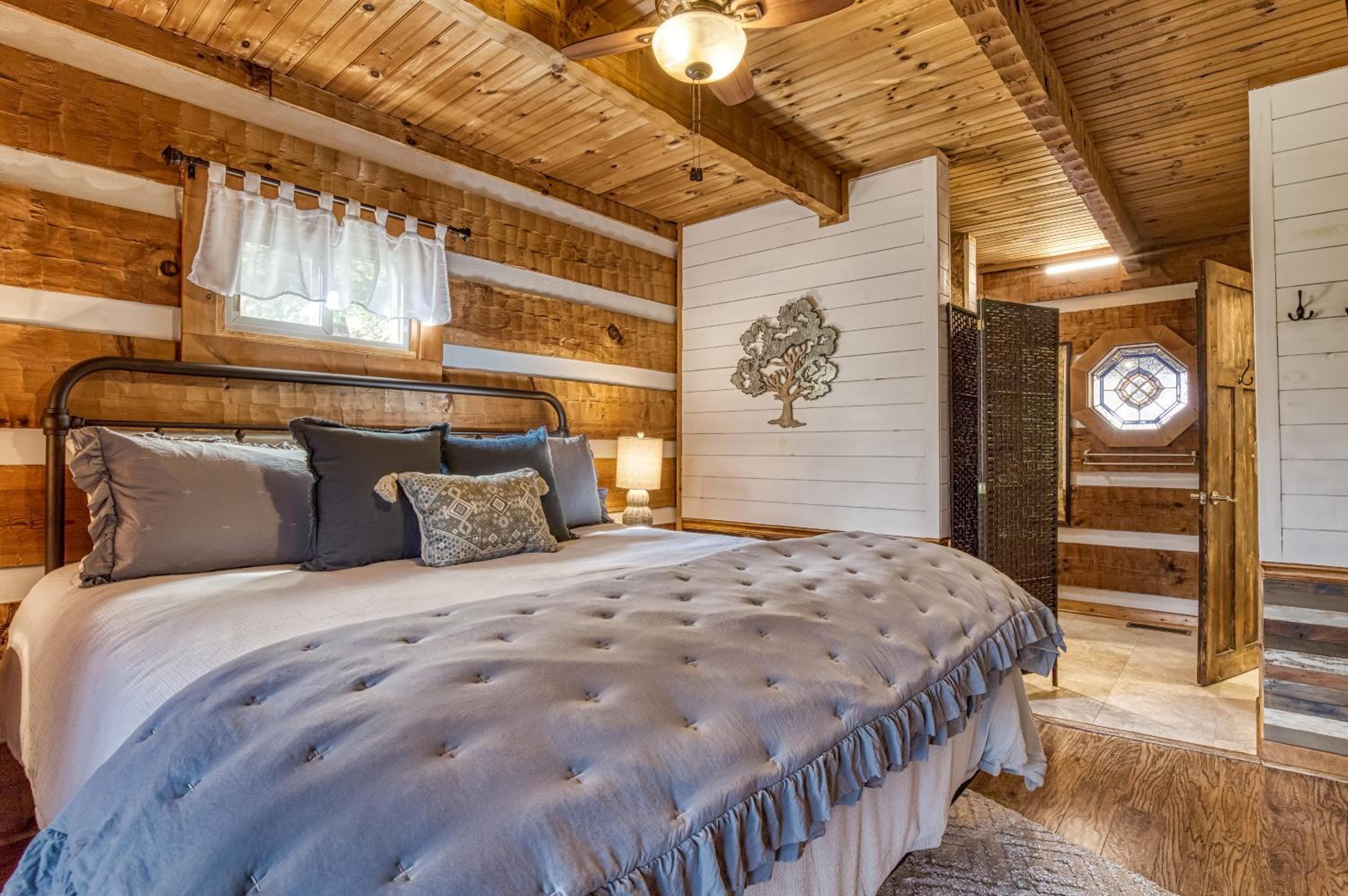 A Timber Hideaway, Cozy Cabin Retreat in the Smokies Comfort & Fun for All!