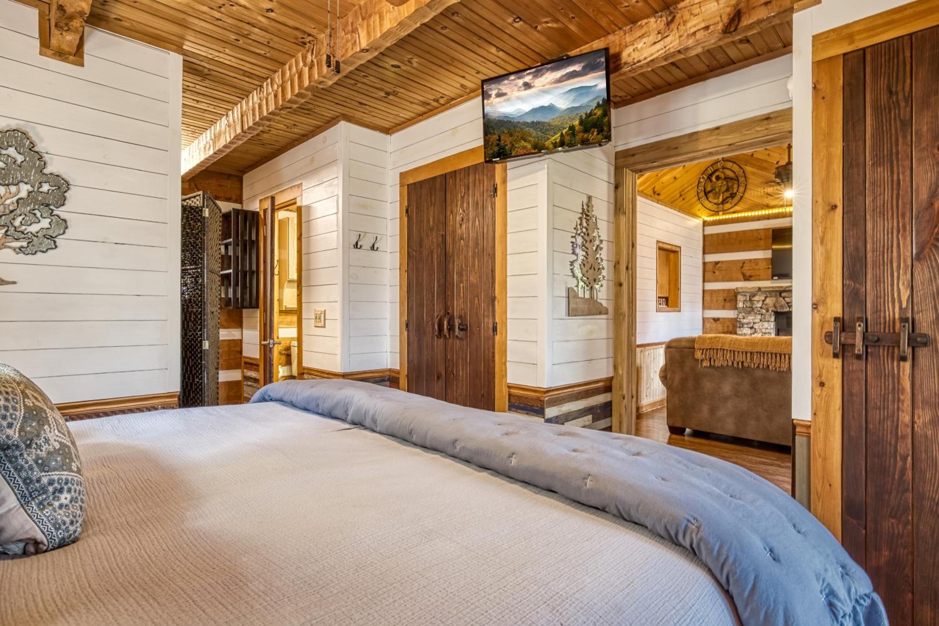 A Timber Hideaway, Cozy Cabin Retreat in the Smokies Comfort & Fun for All!