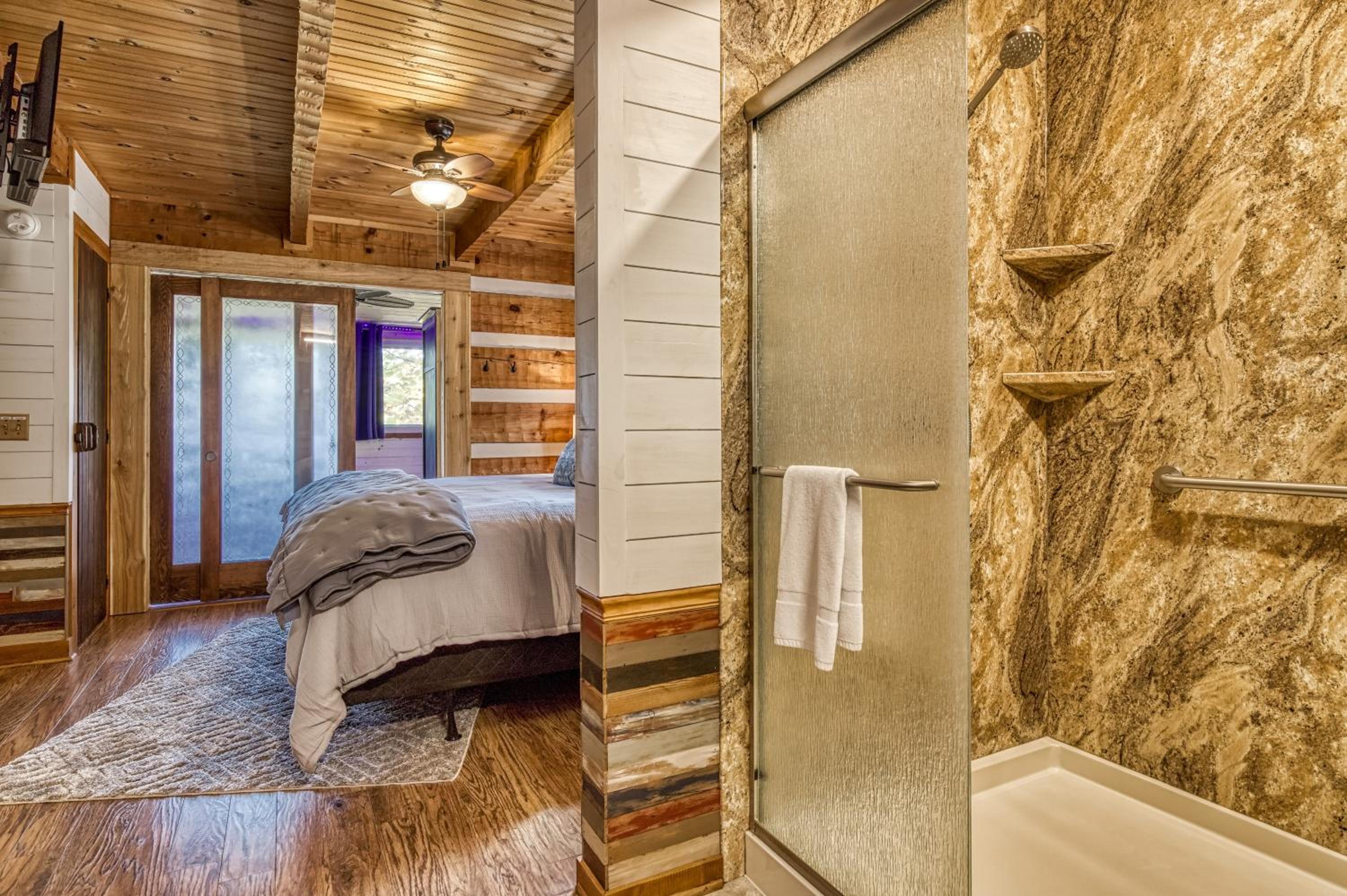 A Timber Hideaway, Cozy Cabin Retreat in the Smokies Comfort & Fun for All!