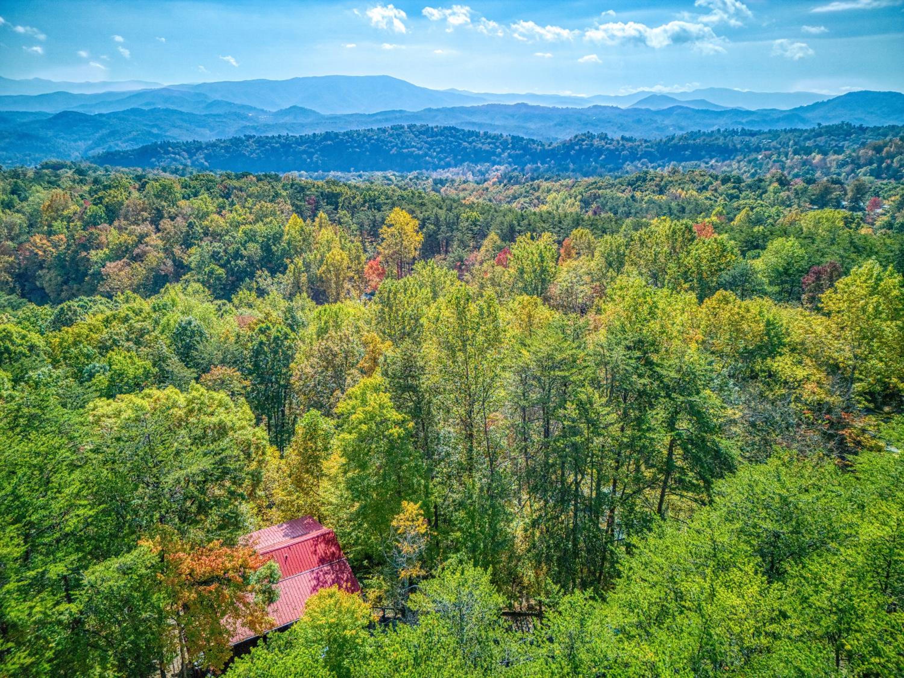A Timber Hideaway, Cozy Cabin Retreat in the Smokies Comfort & Fun for All!