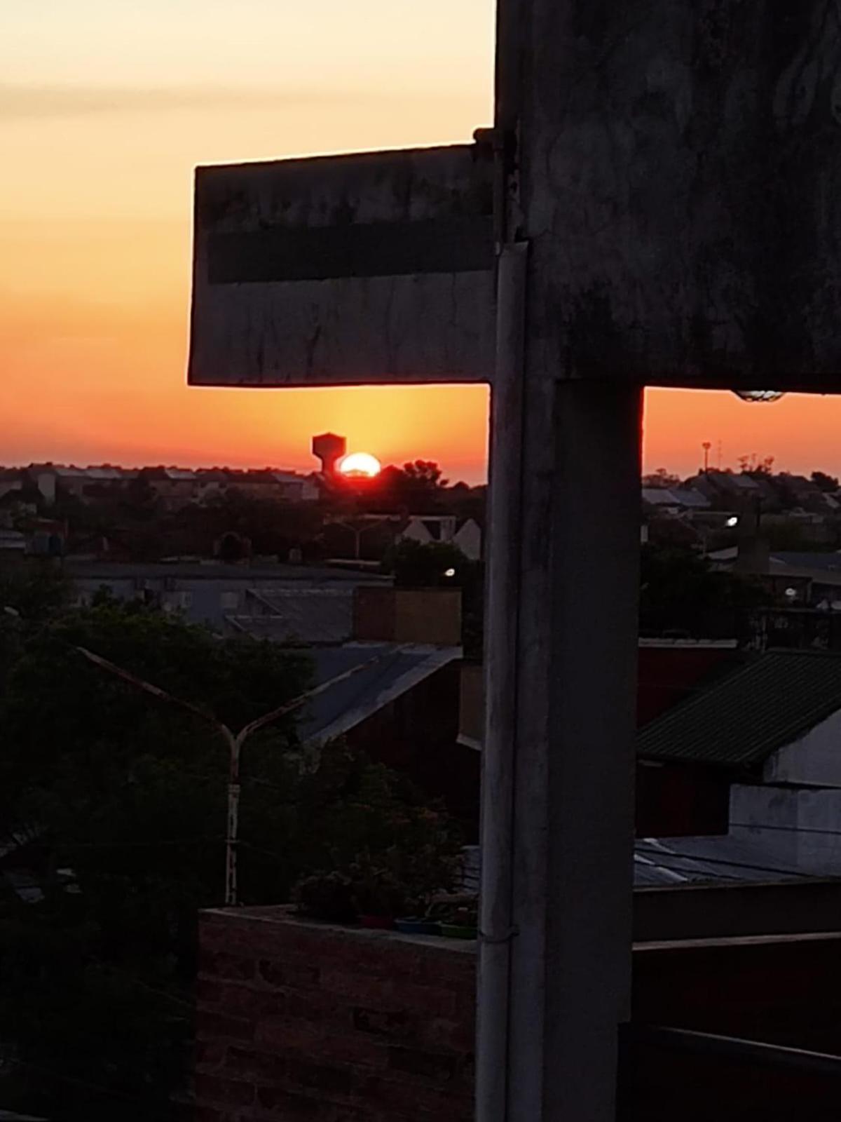 Moderno Departamento con Balcón y Vista al Atardecer