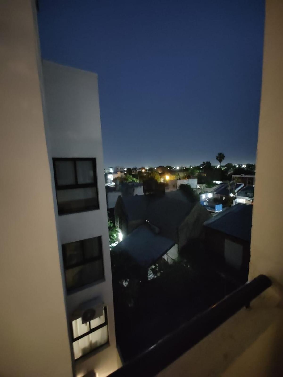 Moderno Departamento con Balcón y Vista al Atardecer