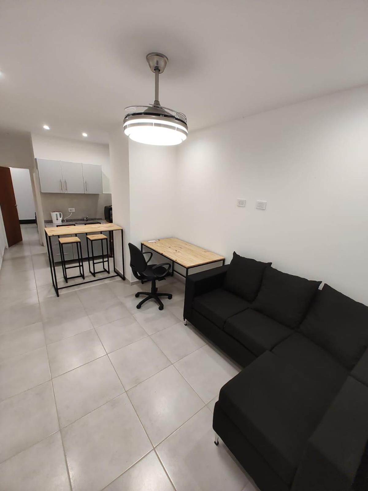 Moderno Departamento con Balcón y Vista al Atardecer