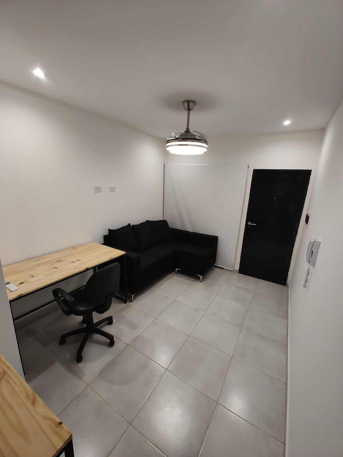 Moderno Departamento con Balcón y Vista al Atardecer