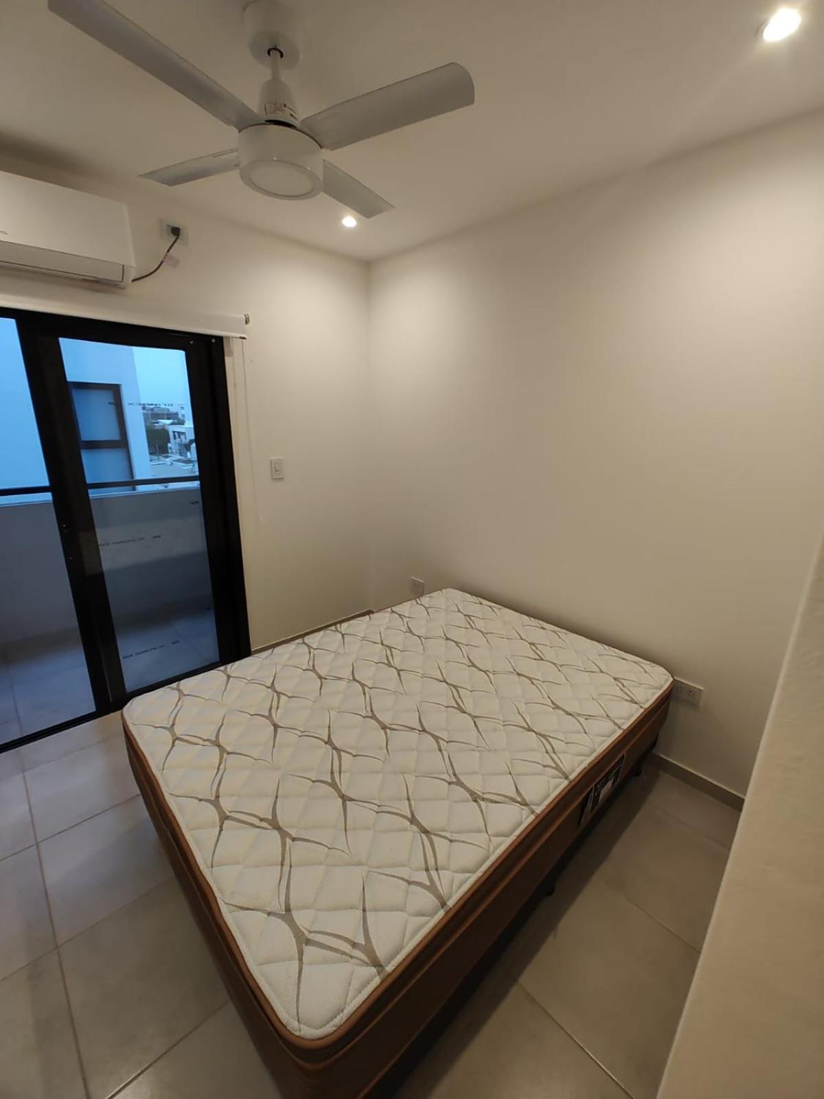 Moderno Departamento con Balcón y Vista al Atardecer