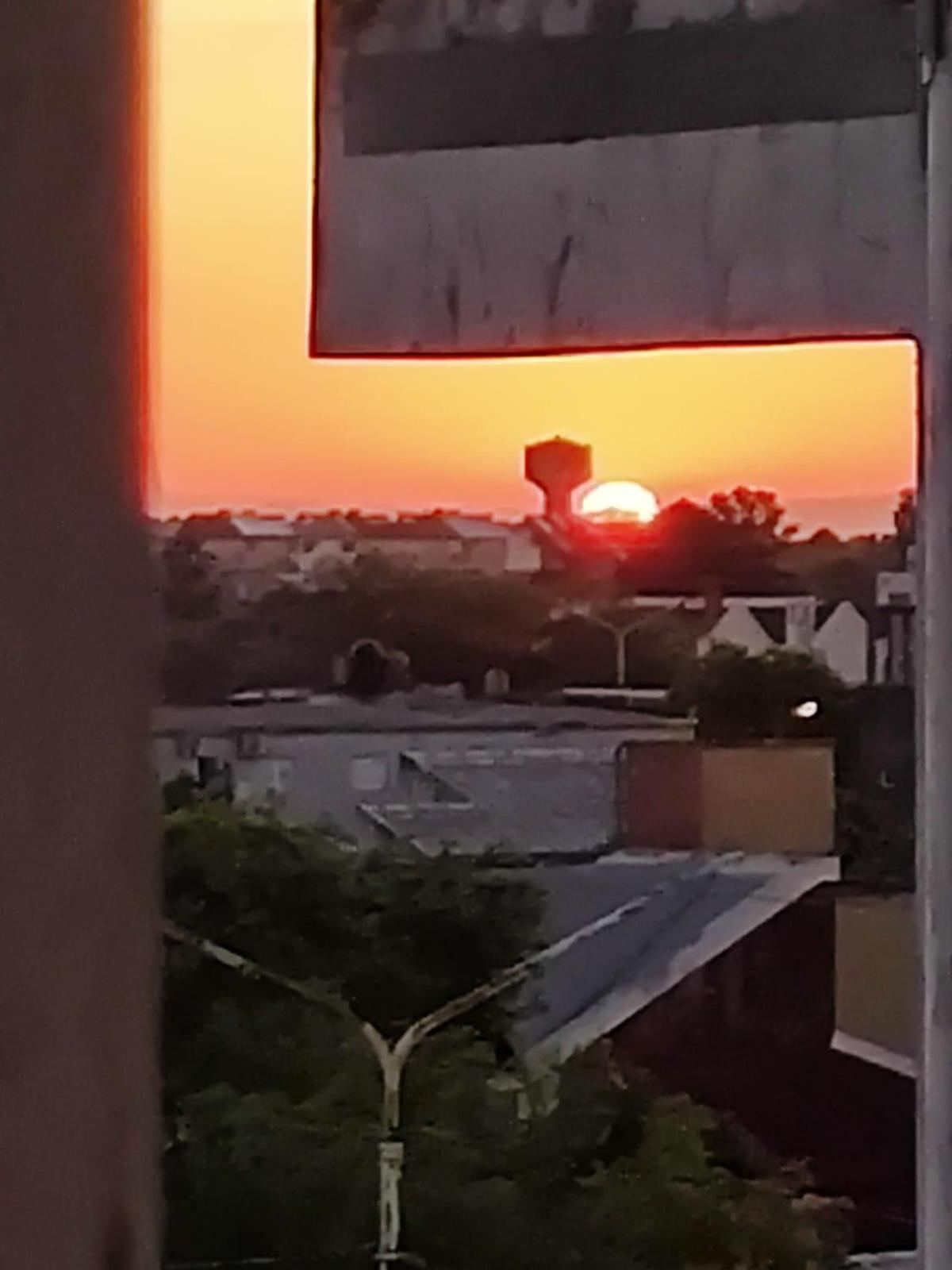 Moderno Departamento con Balcón y Vista al Atardecer