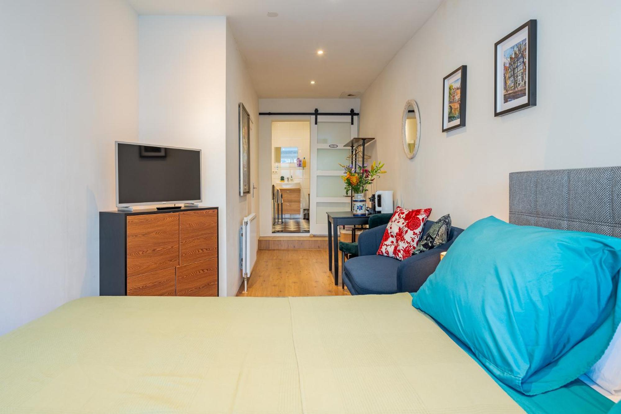 Suite with private bathroom near Vondelpark