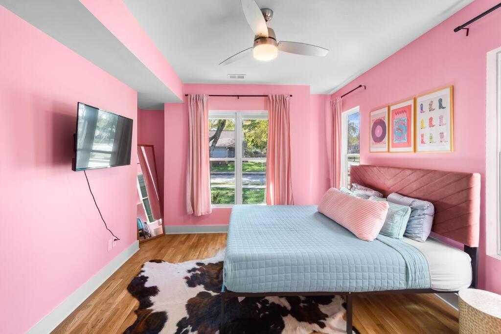 Ultimate Bach 10min to DT IG Walls Every Room view 2