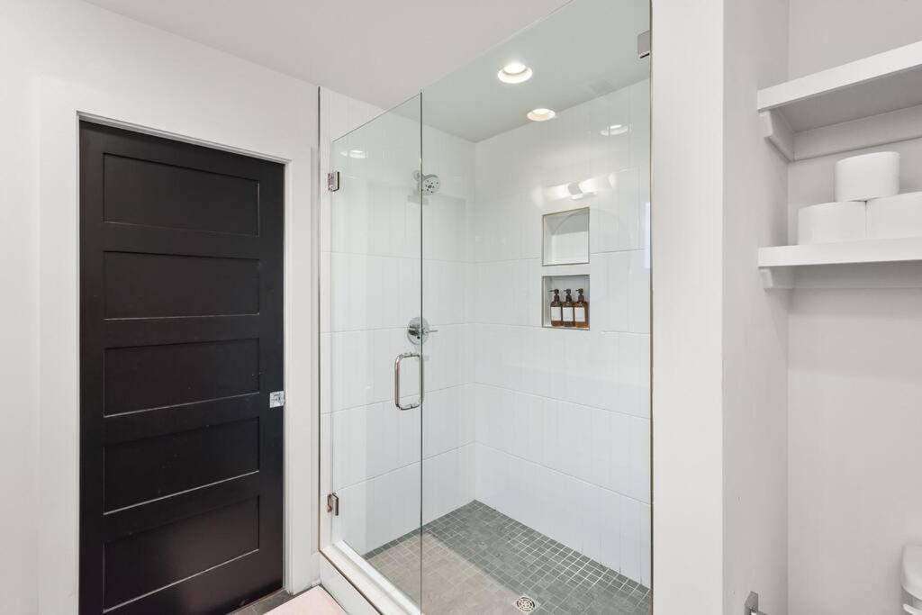 Ultimate Bach 10min to DT IG Walls Every Room view 5