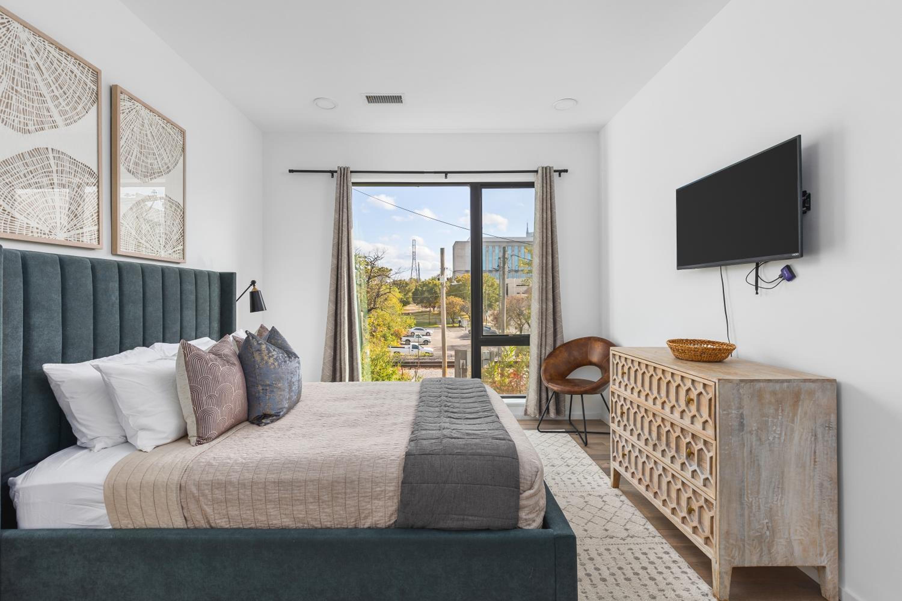 Luxury on the River 4 Beds 2.5 Bath, Walk to Downtown view 2