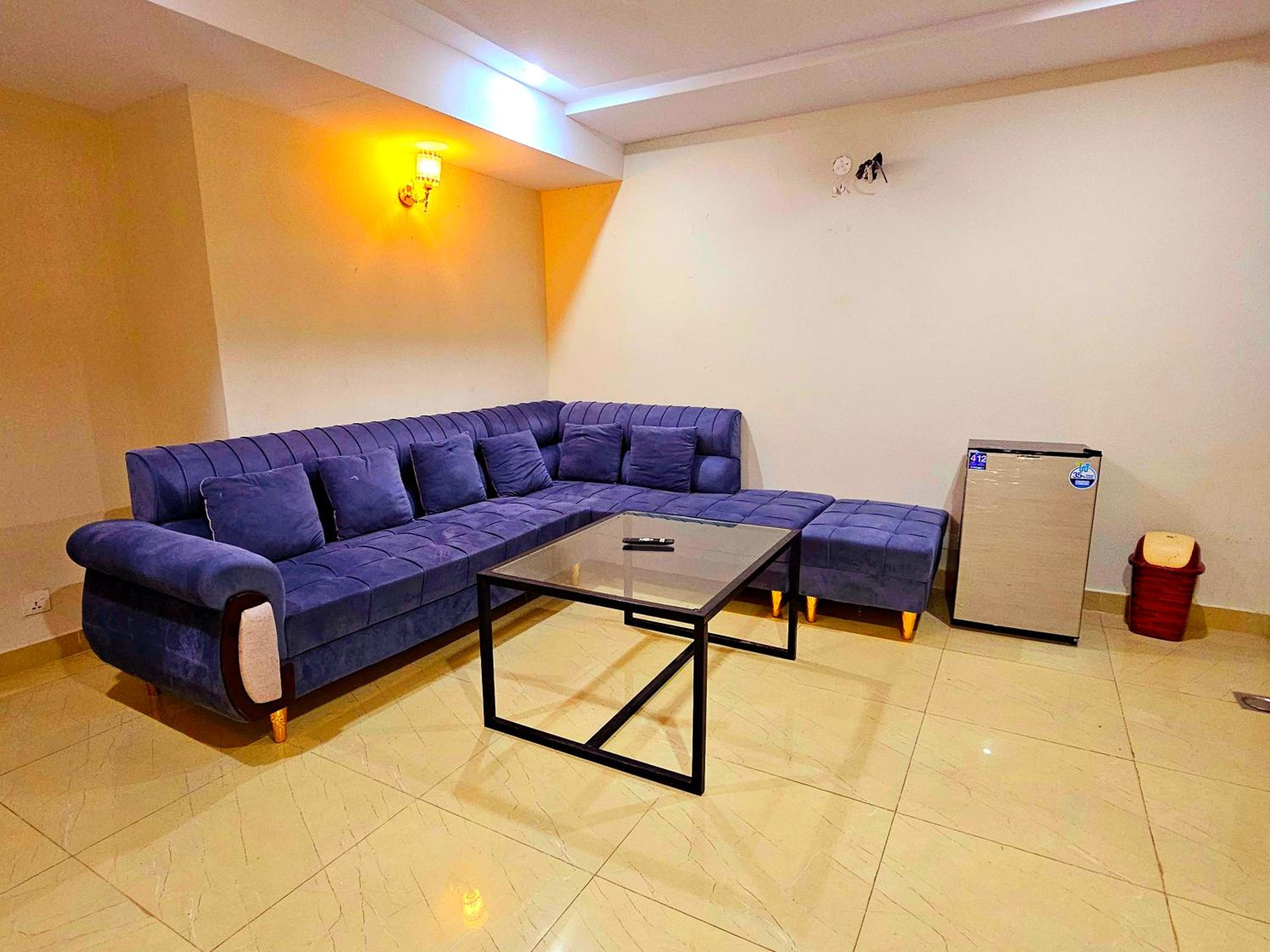 1BHK Lavish and Modern Apartment in Gulberg Greens view 4
