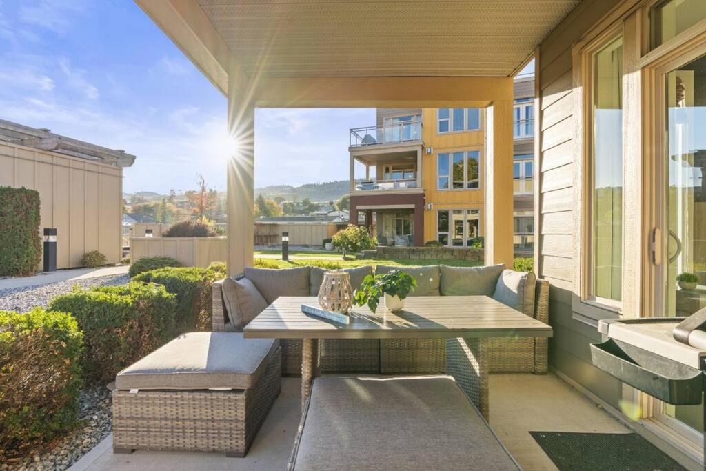 Stunning Lakeside Condo 2BR Pool Hot Tub and Beach