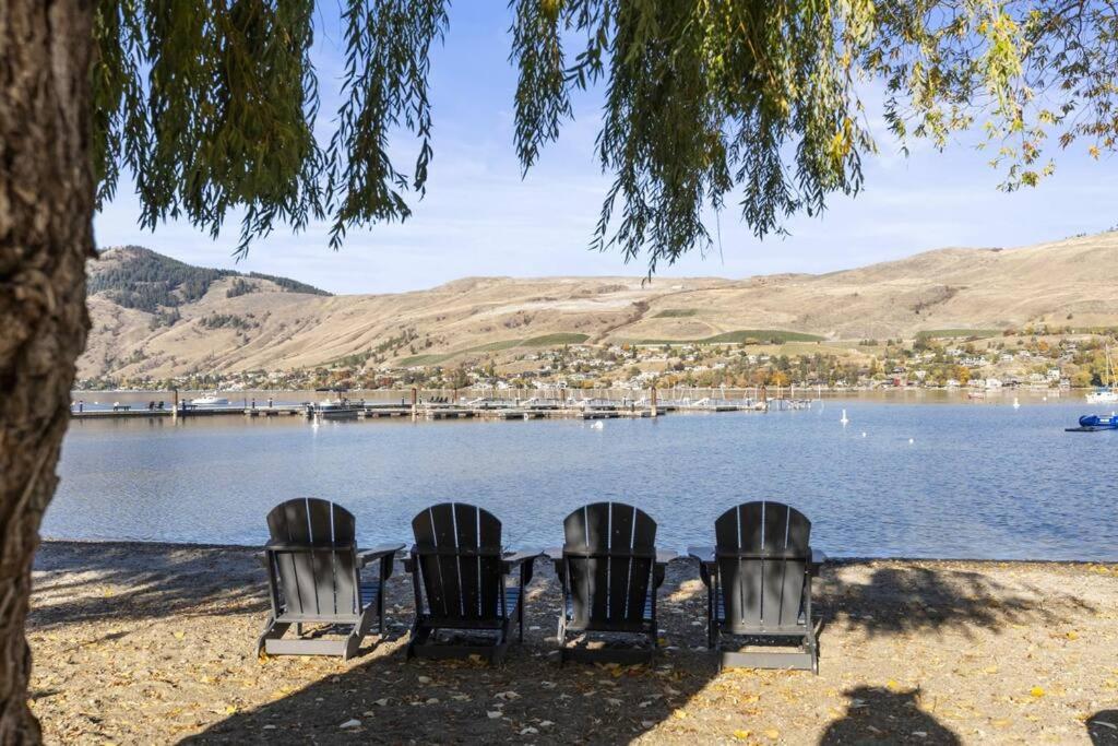 Stunning Lakeside Condo 2BR Pool Hot Tub and Beach