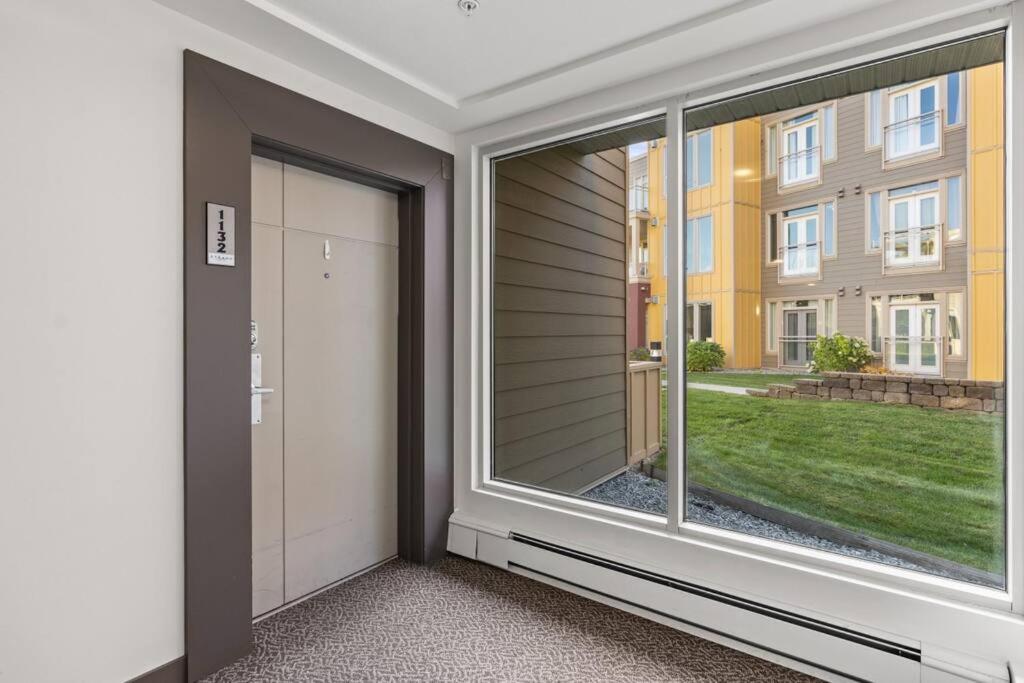 Stunning Lakeside Condo 2BR Pool Hot Tub and Beach
