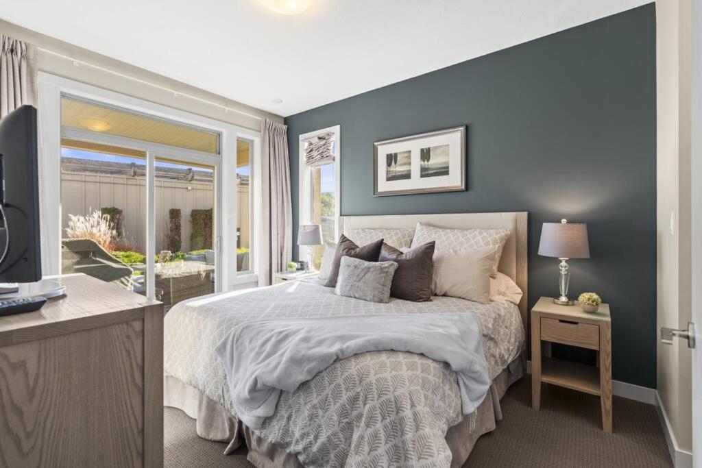 Stunning Lakeside Condo 2BR Pool Hot Tub and Beach