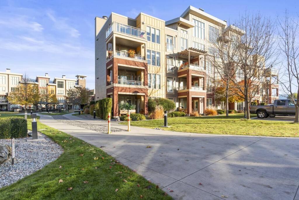 Stunning Lakeside Condo 2BR Pool Hot Tub and Beach