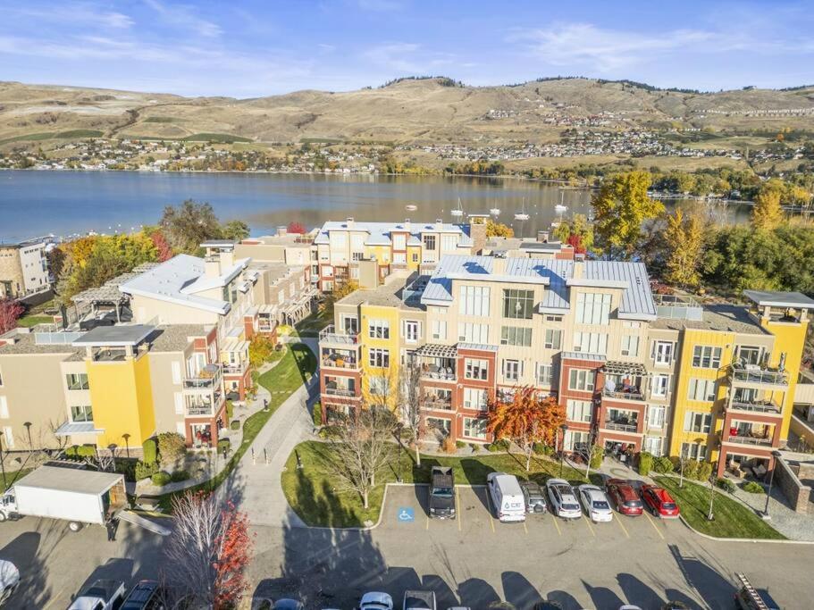 Stunning Lakeside Condo 2BR Pool Hot Tub and Beach