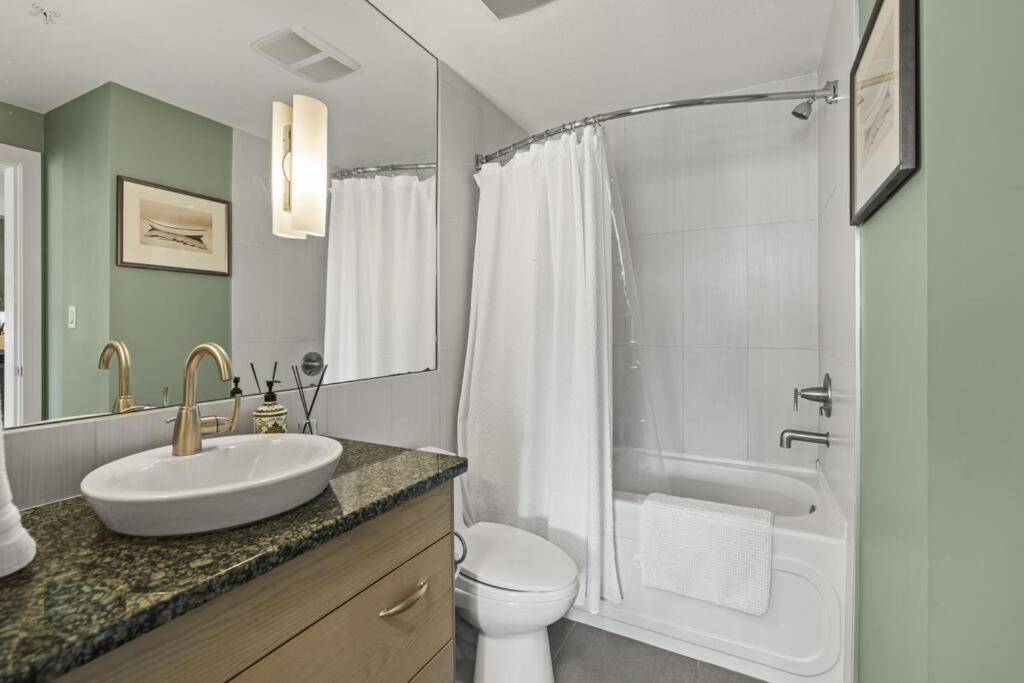 Stunning Lakeside Condo 2BR Pool Hot Tub and Beach
