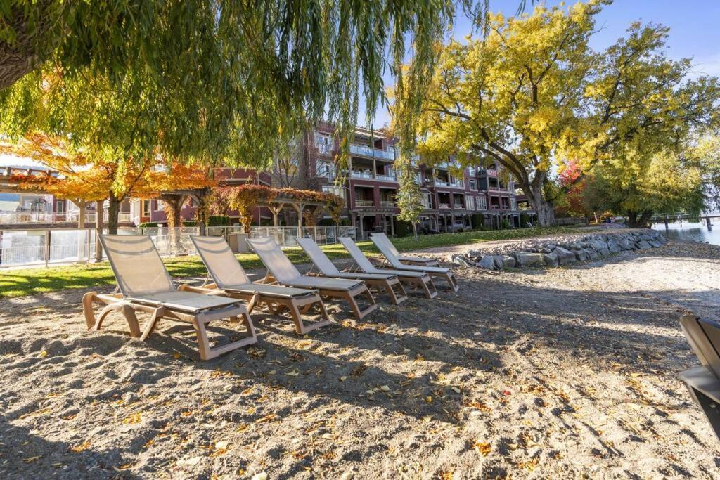 Stunning Lakeside Condo 2BR Pool Hot Tub and Beach