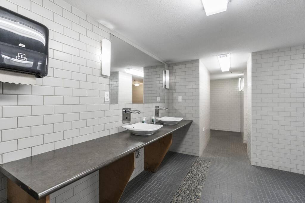 Stunning Lakeside Condo 2BR Pool Hot Tub and Beach