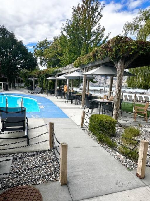 Stunning Lakeside Condo 2BR Pool Hot Tub and Beach