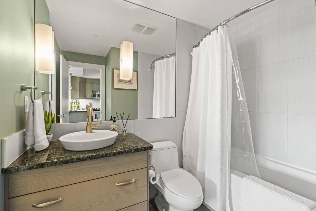 Stunning Lakeside Condo 2BR Pool Hot Tub and Beach
