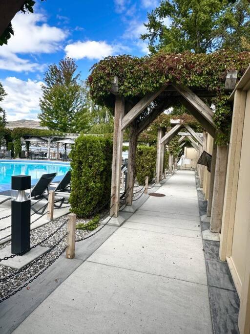 Stunning Lakeside Condo 2BR Pool Hot Tub and Beach