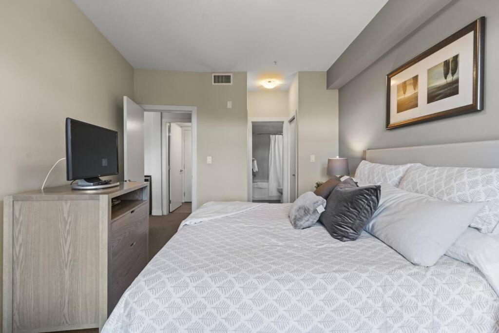 Stunning Lakeside Condo 2BR Pool Hot Tub and Beach