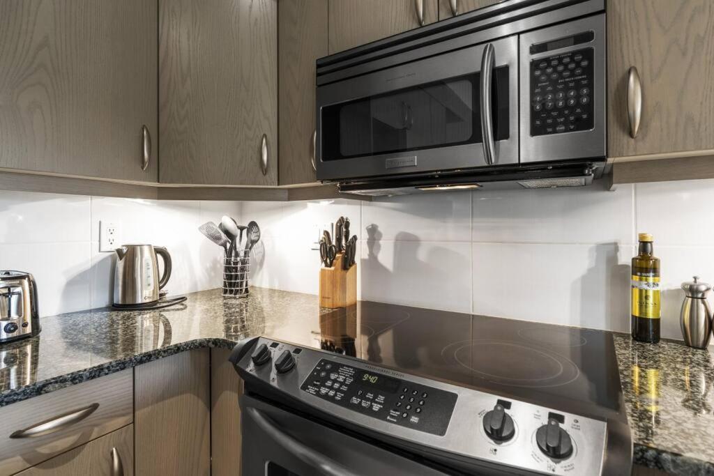 Stunning Lakeside Condo 2BR Pool Hot Tub and Beach