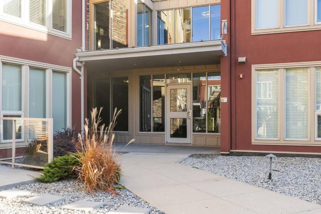 Stunning Lakeside Condo 2BR Pool Hot Tub and Beach