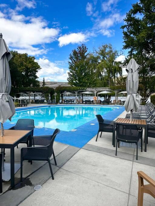 Stunning Lakeside Condo 2BR Pool Hot Tub and Beach