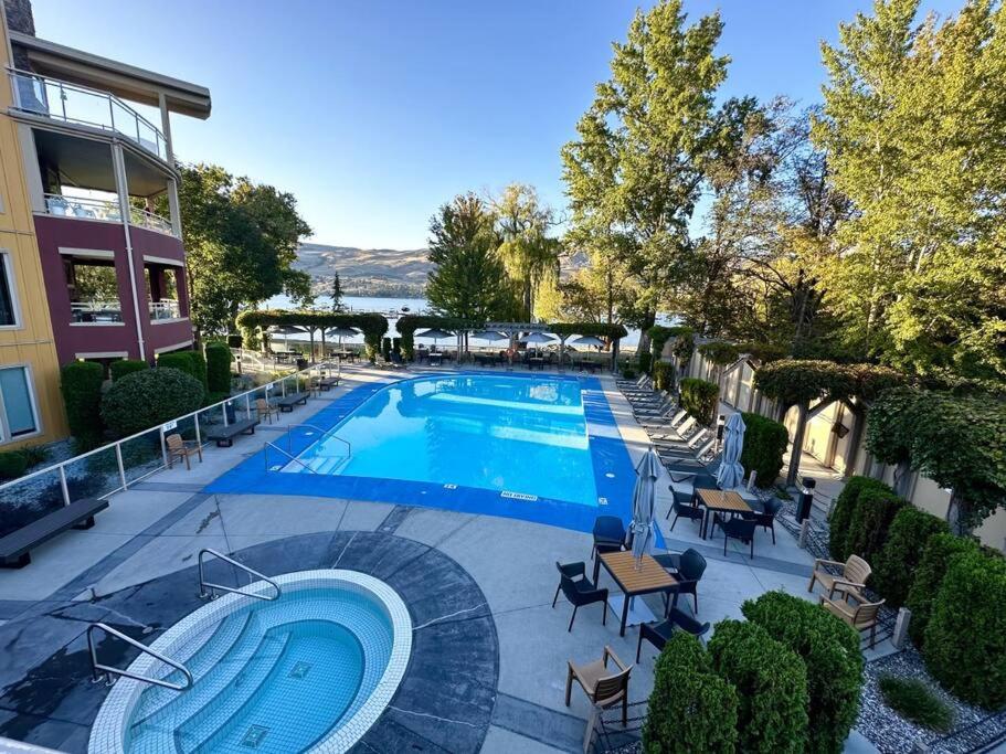 Stunning Lakeside Condo 2BR Pool Hot Tub and Beach