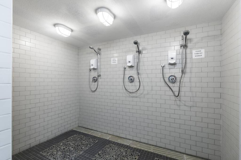 Stunning Lakeside Condo 2BR Pool Hot Tub and Beach