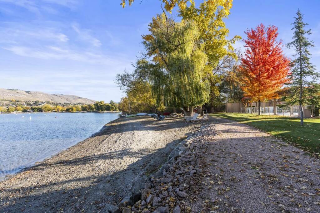 Stunning Lakeside Condo 2BR Pool Hot Tub and Beach