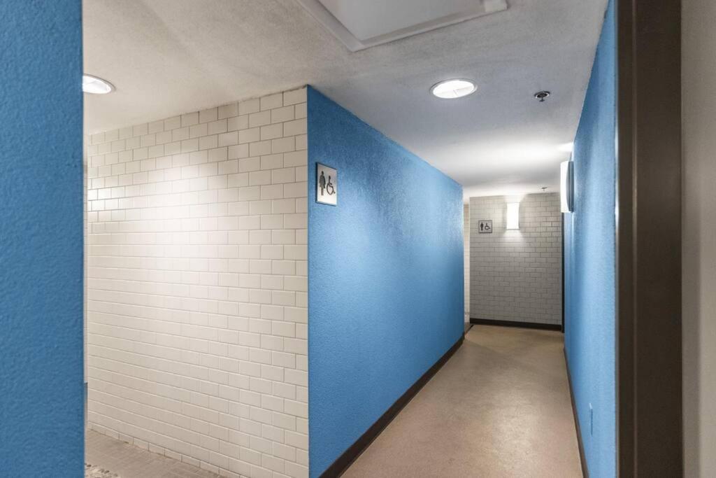 Stunning Lakeside Condo 2BR Pool Hot Tub and Beach