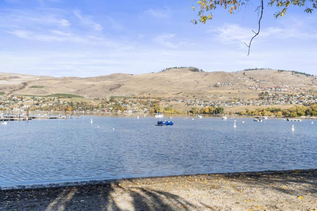 Stunning Lakeside Condo 2BR Pool Hot Tub and Beach